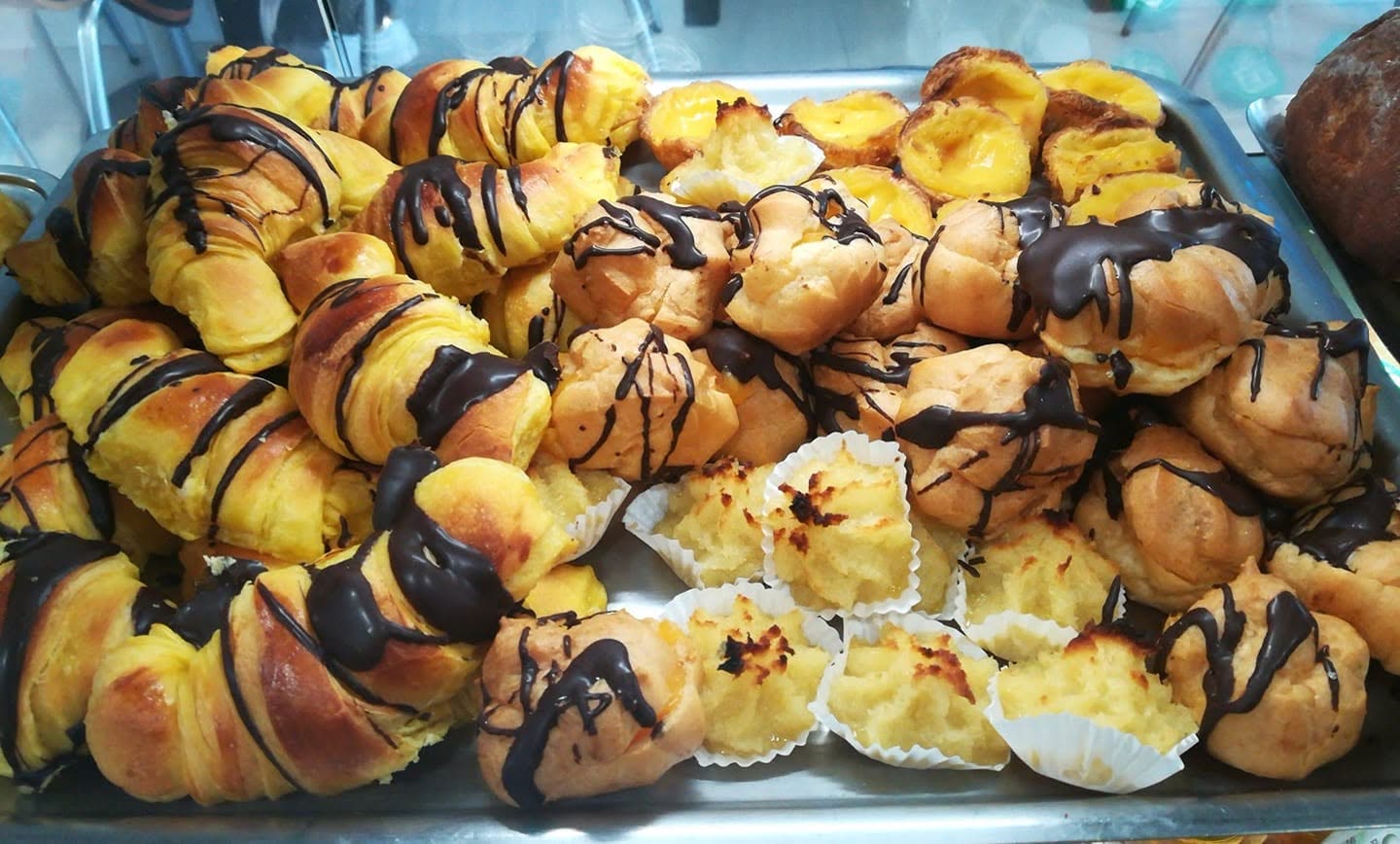 Variados, coquinhos, croissants, profiteroles, tíbias e natas